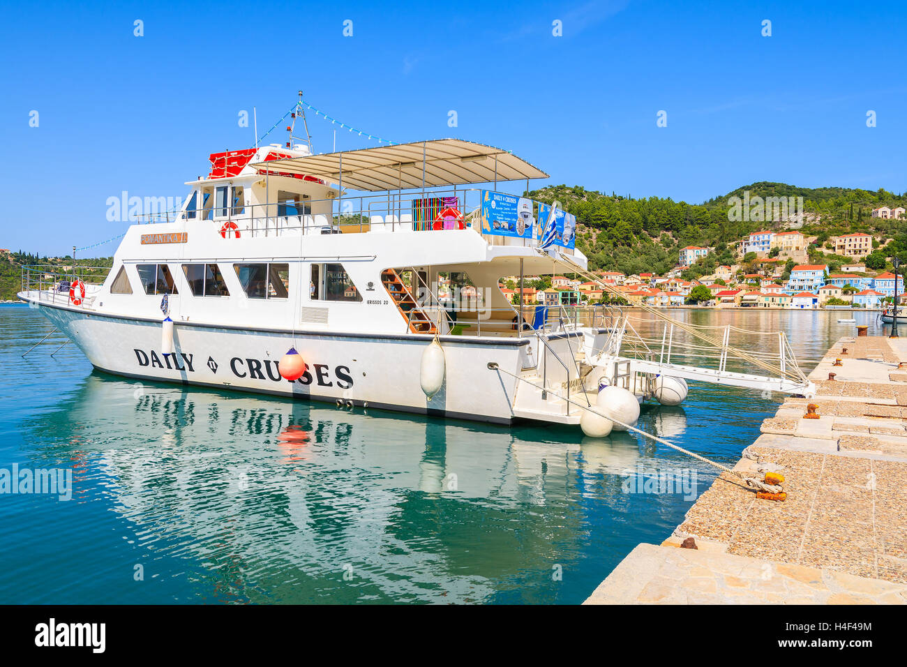 VATHI Hafen, Insel ITHAKA, Griechenland - SEP 19, 2014: Touristische Boote im Hafen von Vathi auf Insel Ithaka. Tägliche Kreuzfahrten von Kefalonia Island sind beliebt bei Touristen, die Urlaub auf Griechen Inseln zu verbringen. Stockfoto