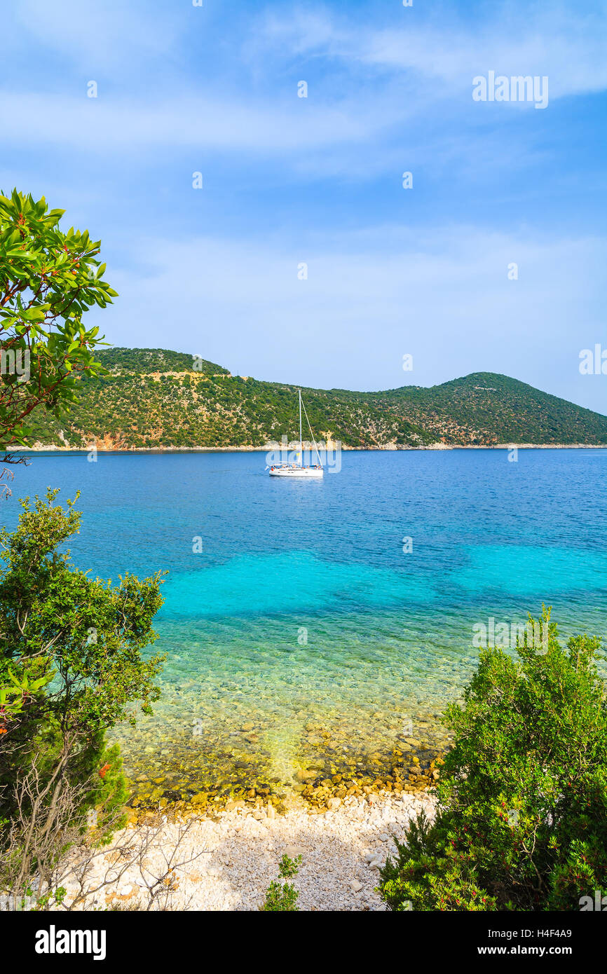 Yacht Boot in wunderschönen Bucht mit Antisamos Strand auf Kefalonia Island, Griechenland Stockfoto