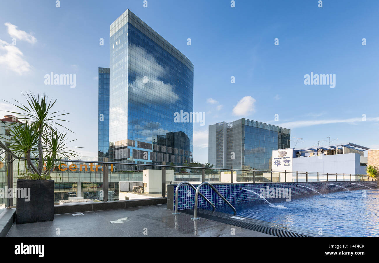 Eine Dachterrasse mit Swimmingpool in Singapur Stockfoto