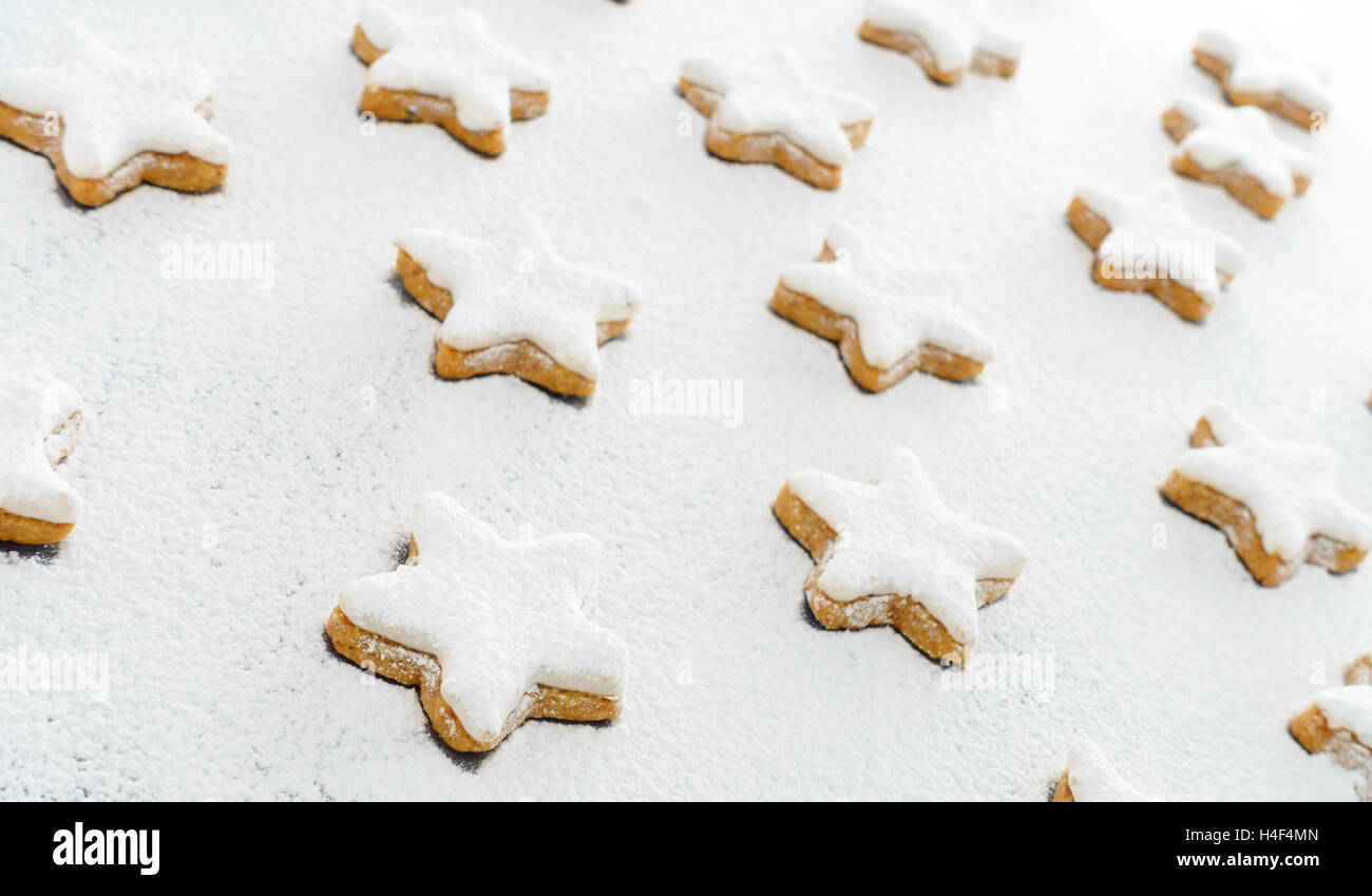 Zimt Sterne Cookies auf Schnee Vereisung Weißzucker Stockfoto