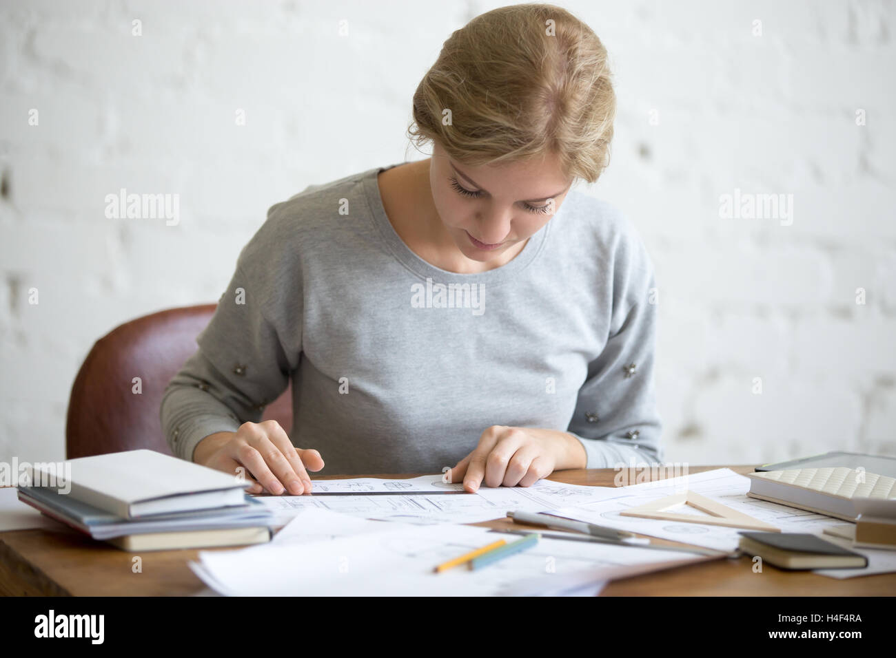 Porträt einer jungen Studentin am Schreibtisch Stockfoto