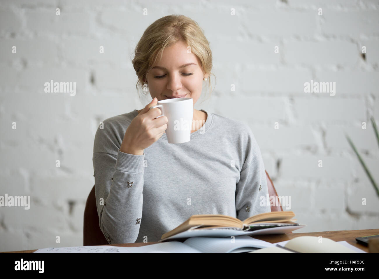 Porträt von einer Studentin, die ihr Getränk Aroma Einatmen Stockfoto