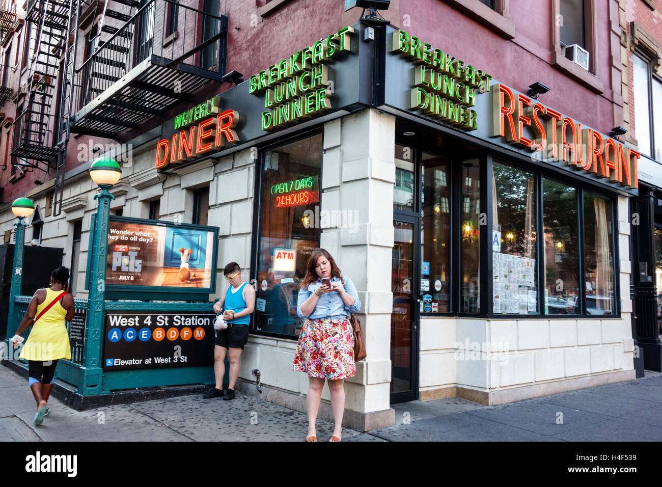 New York City, NY NYC Manhattan, West Village, Waverly Diner, Restaurant Restaurants Essen Essen Essen Café, Essen, Neonschild, außen, 24 Stunden geöffnet, schwarz, Erwachsener, Stockfoto