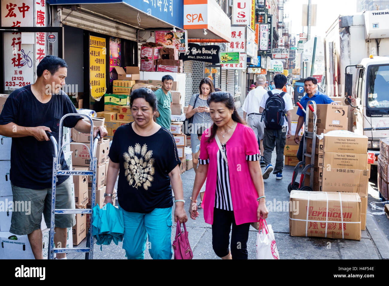 New York City, NY NYC, Lower Manhattan, Chinatown, Straßenszene, frische Produkte Shopping Shopper Shopper shoppen Geschäfte Markt Märkte Marktplatz kaufen Selli Stockfoto