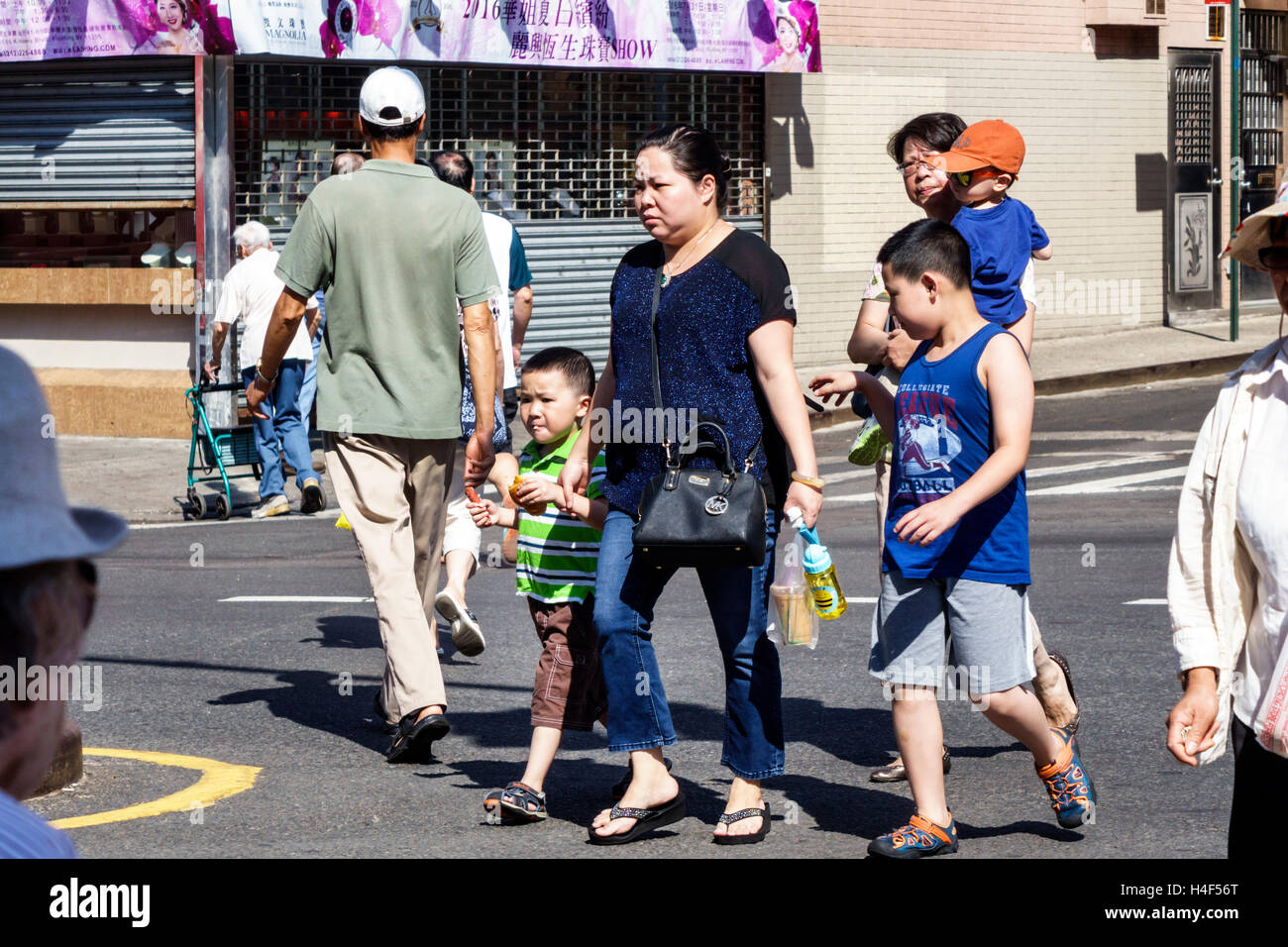 New York City, NY NYC, Lower Manhattan, Chinatown, Asiaten Ethnische Immigranten Minderheit, Erwachsene Erwachsene, Frau Frauen weibliche Dame, männliche Jungen Jungen la Stockfoto