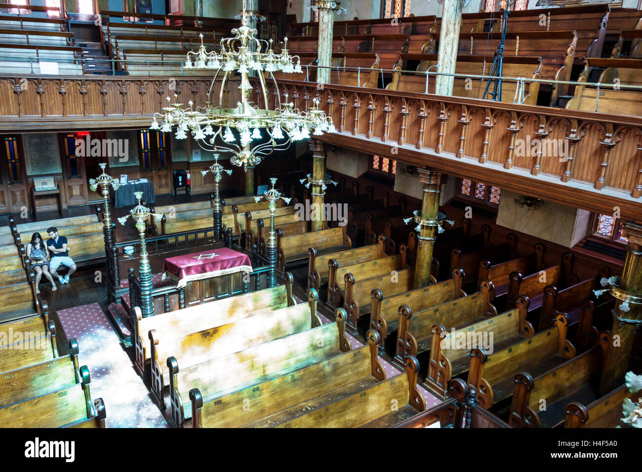 New York City, NY NYC Lower Manhattan, Chinatown, Eldridge Street Synagogue Museum, 1887, Erfahrung von Einwanderern, Religion, Judentum, Heiligtum, Bimah, Bänke, Erwachsene, Stockfoto