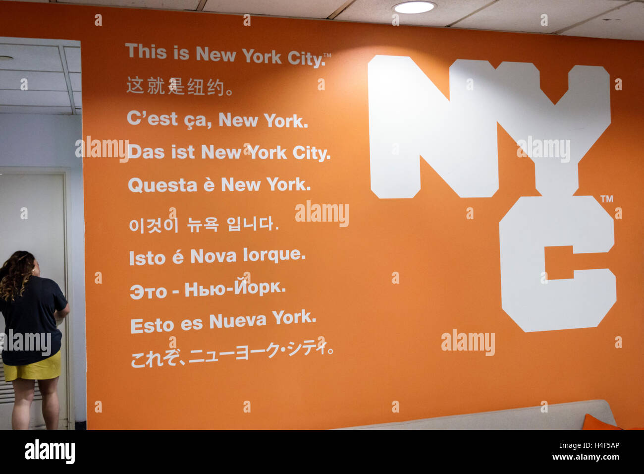 New York City,NY NYC Manhattan,Midtown,NYC & Co,NYC & Company,Tourismusinformationen,mehrsprachig,Sprache,Englisch,Französisch,Russisch,Spanisch,Chinesisch,Italienisch Stockfoto