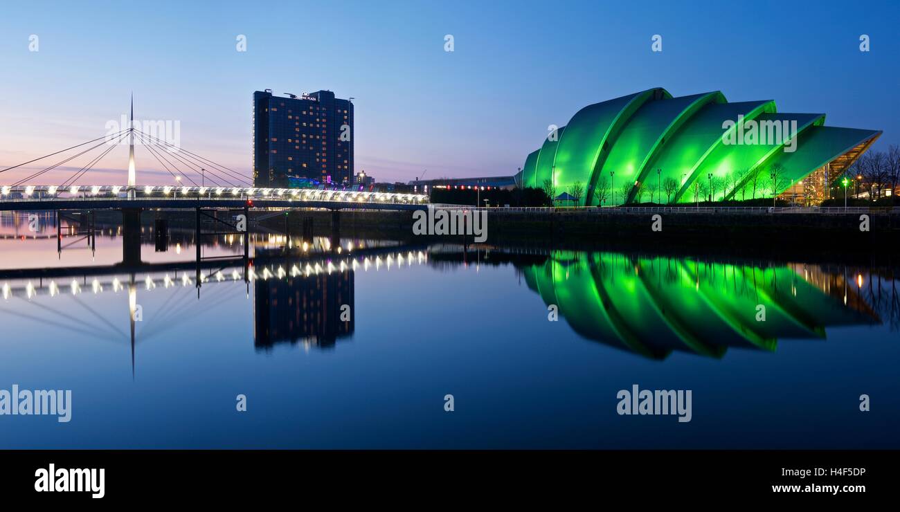 Ein Farbbild der Brücke noch abends am Flussufer Glasgows SECC, Crowne Plaza und Glocken Stockfoto