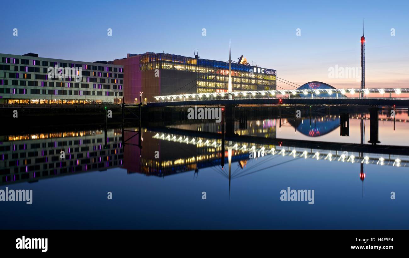 Ein Farbbild der Glocken Brücke und BBC Schottland Studio in Glasgow Stockfoto