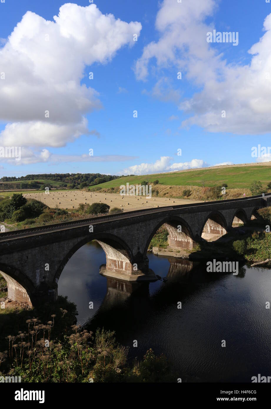 Erhöhte Ansicht der Straßenbrücke über den Fluss North Esk Angus Scotland Oktober 2016 Stockfoto