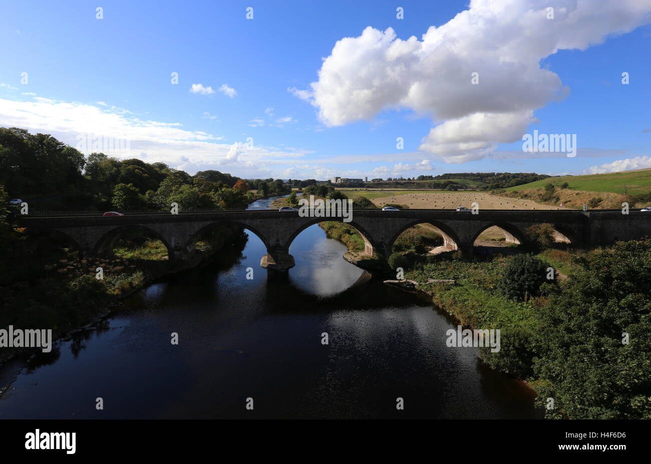 Erhöhte Ansicht der Straßenbrücke über den Fluss North Esk Angus Scotland Oktober 2016 Stockfoto