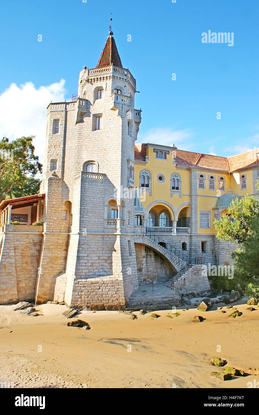 Der mittelalterliche steinerne Turm Palast der Condes de Castro Guimarães, am Sand Ufer einer kleinen Bucht, Cascais, Portugal. Stockfoto
