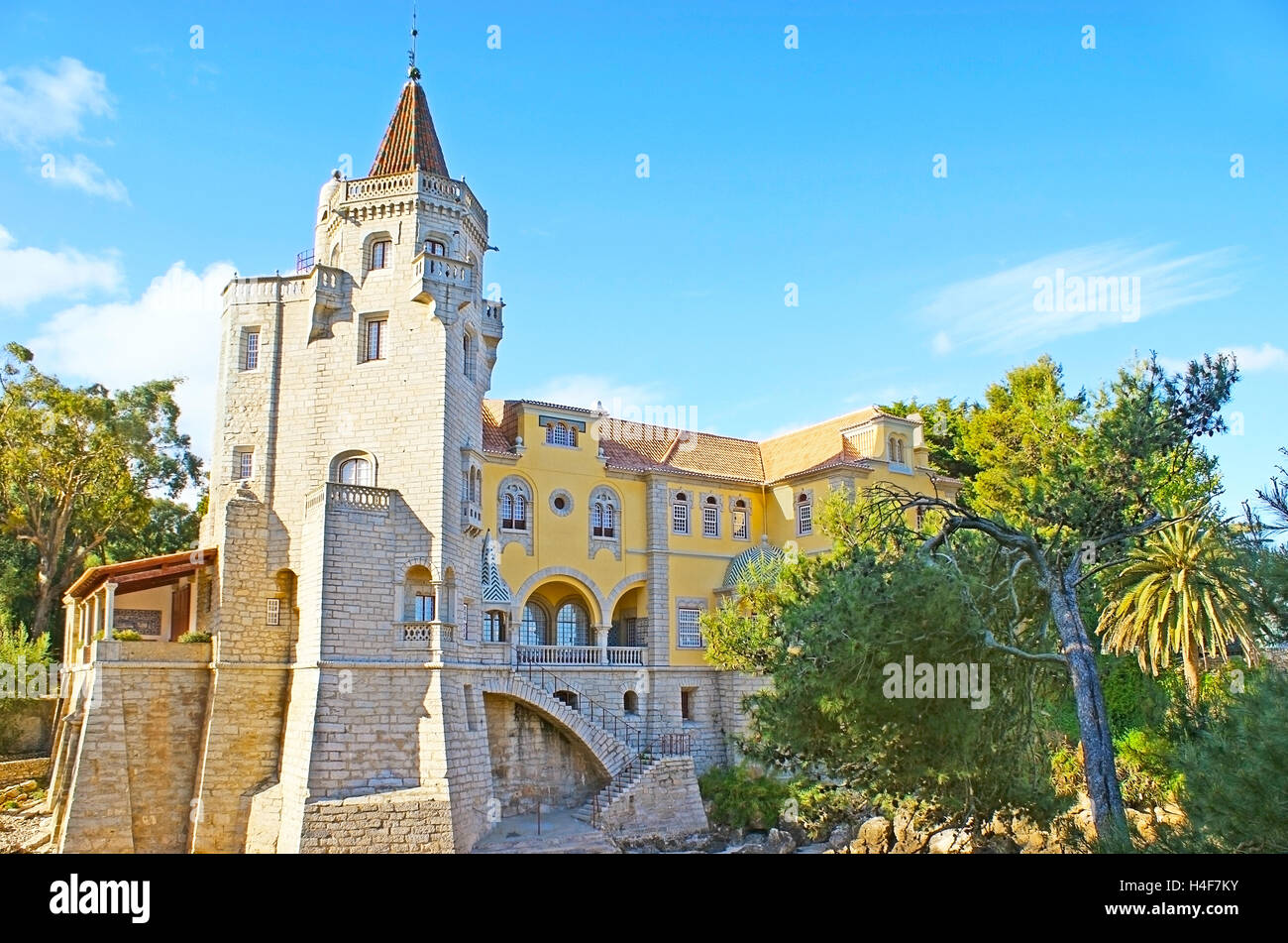 Der alte Palast Condes de Castro Guimarães, befindet sich im städtischen Park Metalúrgica, in den Atlantischen Ozean Bay, Cascais, Por Stockfoto