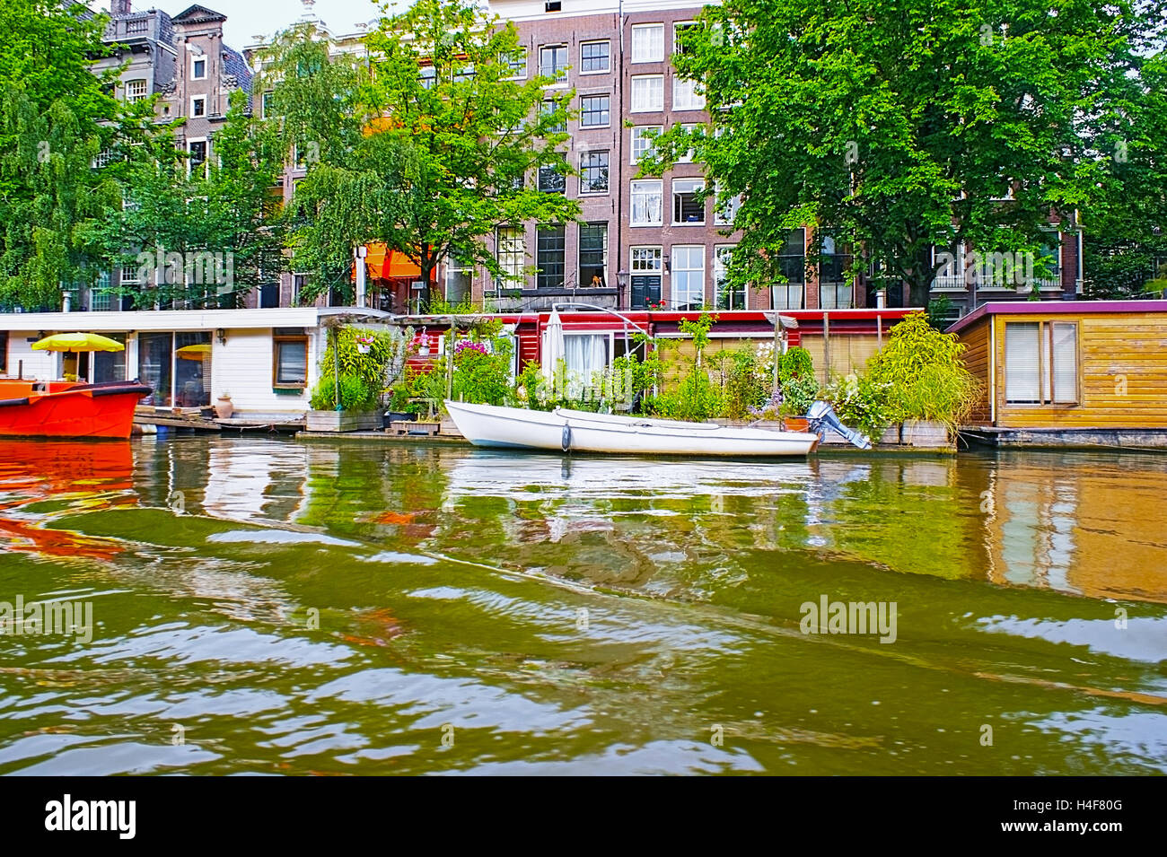 Hölzerne Hausboote auf dem Oudeschans Kanal in Amsterdam, Niederlande. Stockfoto