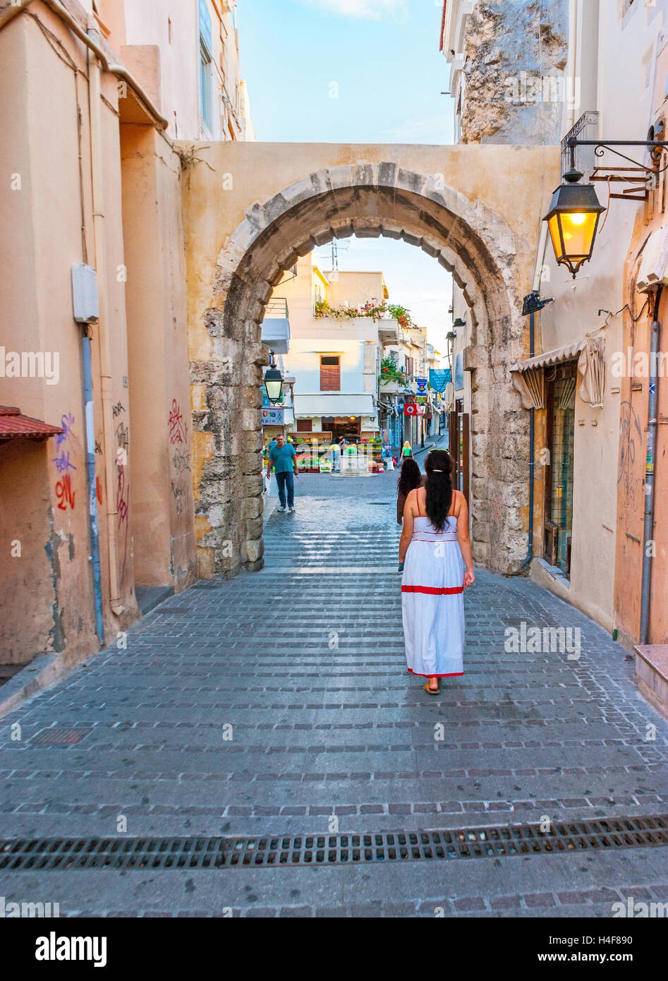 Das Guora-Tor führt in die Altstadt mit dem Labyrinth von engen Gassen und verschiedenen touristischen Ständen, Rethymno-Kreta-Griechenland Stockfoto