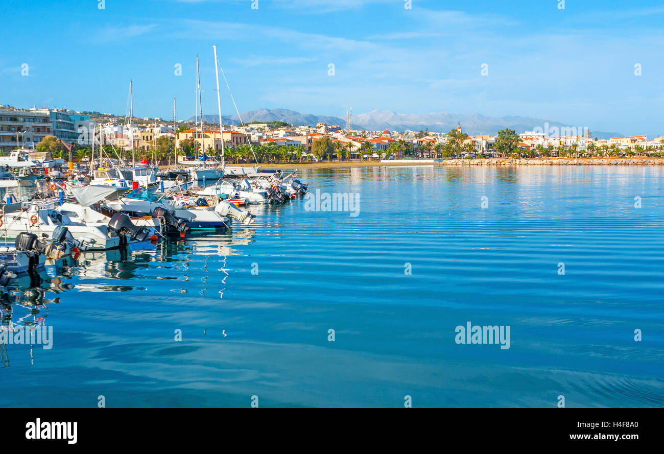 Die Ägäische Küste von Rethymno Resort mit den Yachten und Motorboote in den neuen Hafen, Kreta, Griechenland. Stockfoto