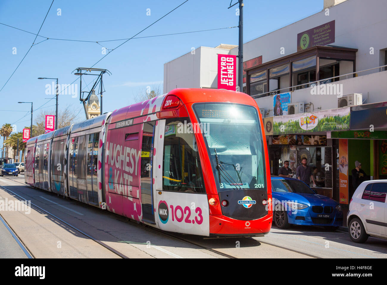 Stadtbahn Straßenbahn in Glenelg, der Zug fährt zwischen Adelaide und Glenelg, Südaustralien Stockfoto