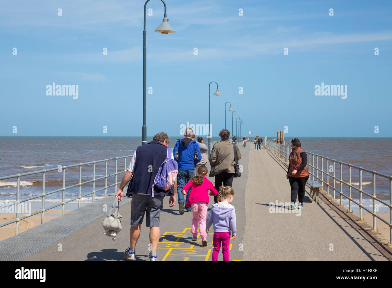 Familien zu Fuß entlang Glenelg Steg Anlegestelle in Adelaide, South Australia Stockfoto