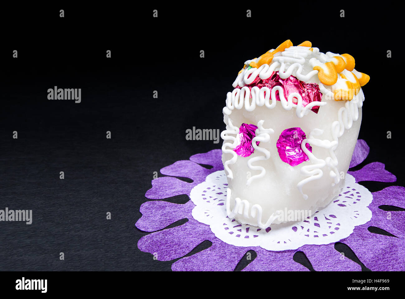 Zucker Schädel Altar zum "Dia de Los Muertos" feiern, auf schwarzem Hintergrund Stockfoto