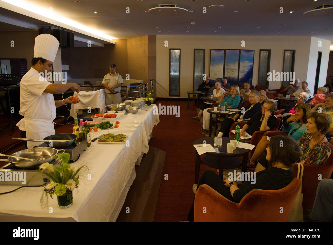 Executive Chef Olven Dsouza präsentiert eine Kochdemonstration in der Lounge an Bord Windstar Cruises Segel-Cruiser Wind Surf duri Stockfoto