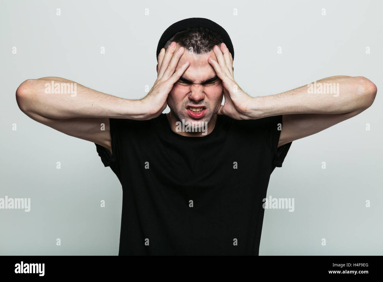 Männlich in schwarz-t-Shirt ist wütend Stockfoto