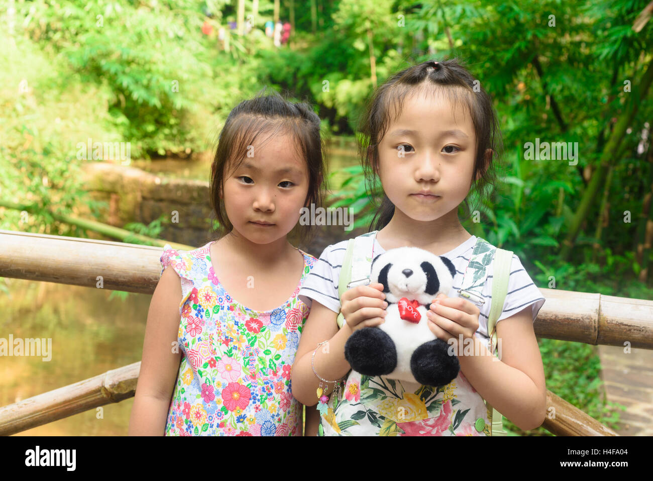 Zwei chinesische Mädchen in Shunan Bambus Meer Nationalpark in Yibin, Provinz Sichuan, China. Stockfoto