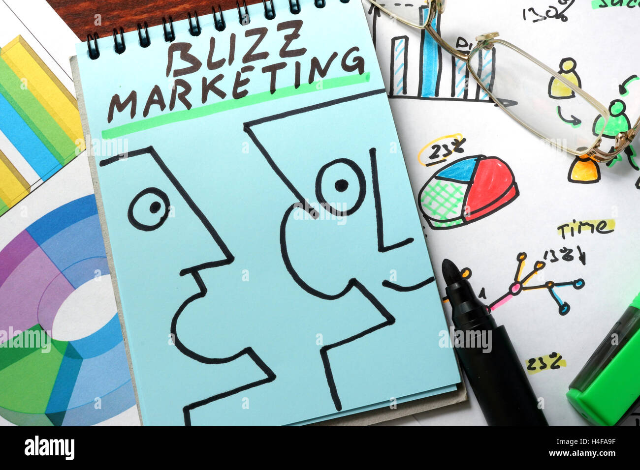 Buzz Marketing auf blauem Papier geschrieben. Stockfoto