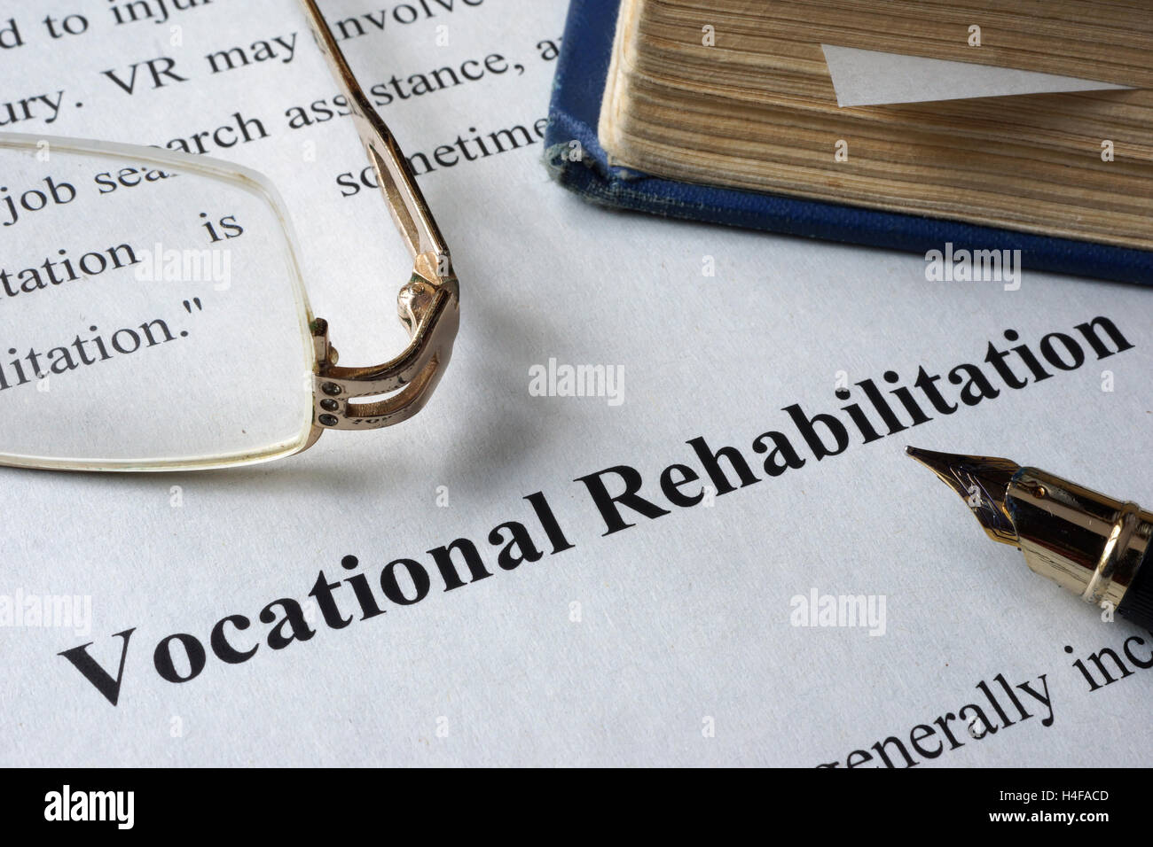 Berufliche Rehabilitation auf ein Blatt Papier und ein Buch geschrieben. Stockfoto