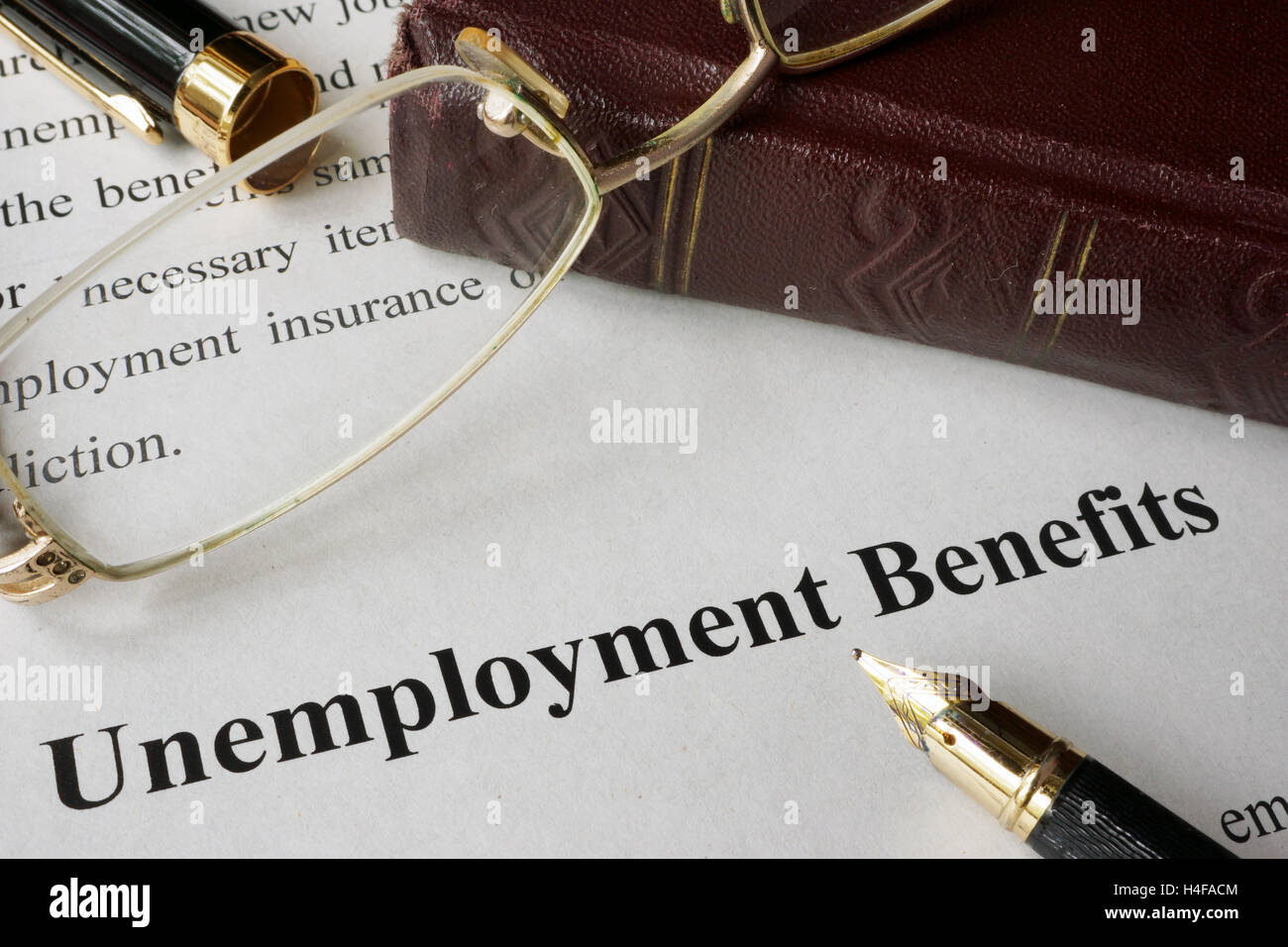 Arbeitslosigkeit-Vorteile-Konzept auf ein Papier geschrieben. Stockfoto