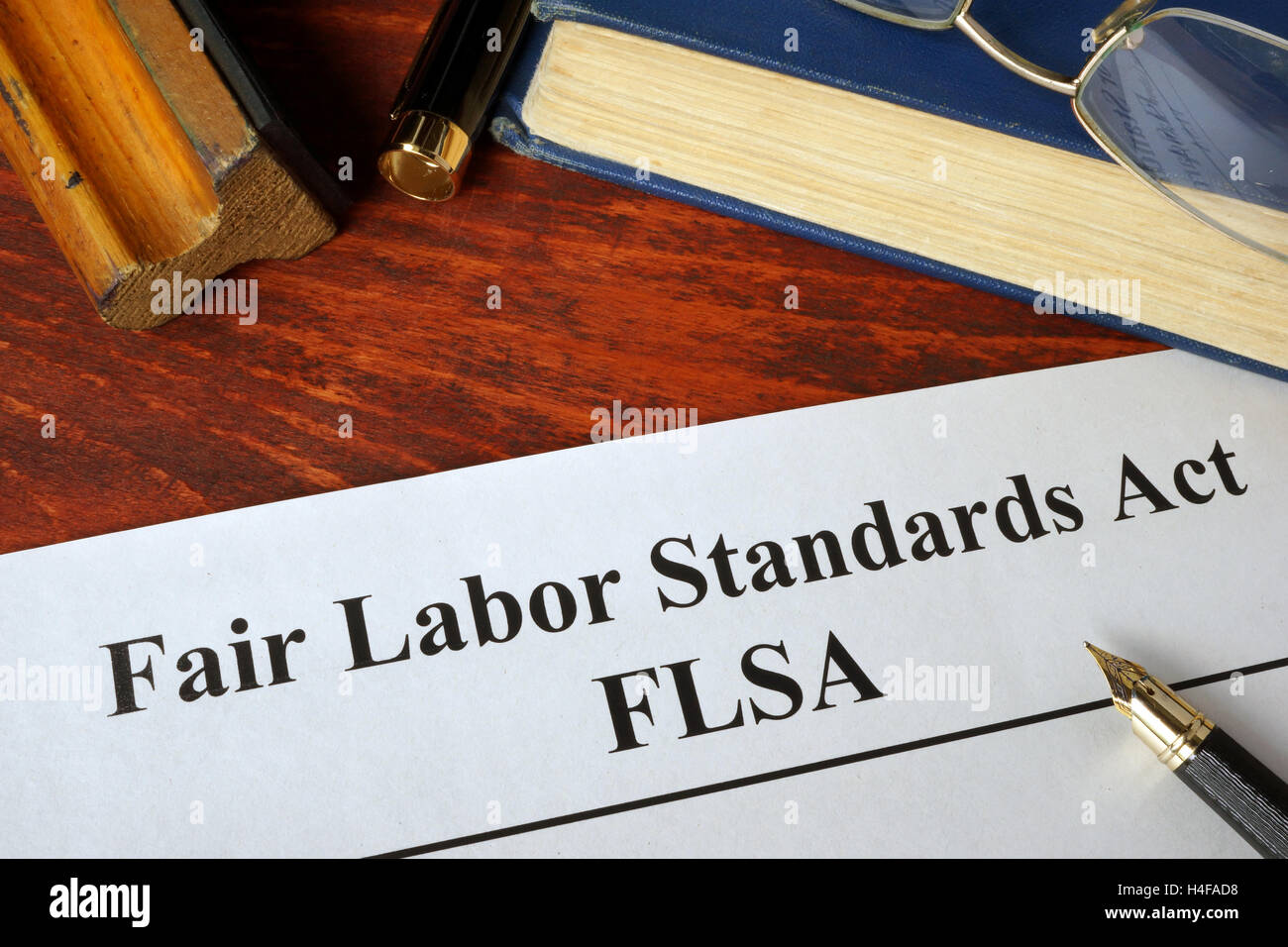 FLSA Fair Labor Standards Act und ein Buch. Stockfoto