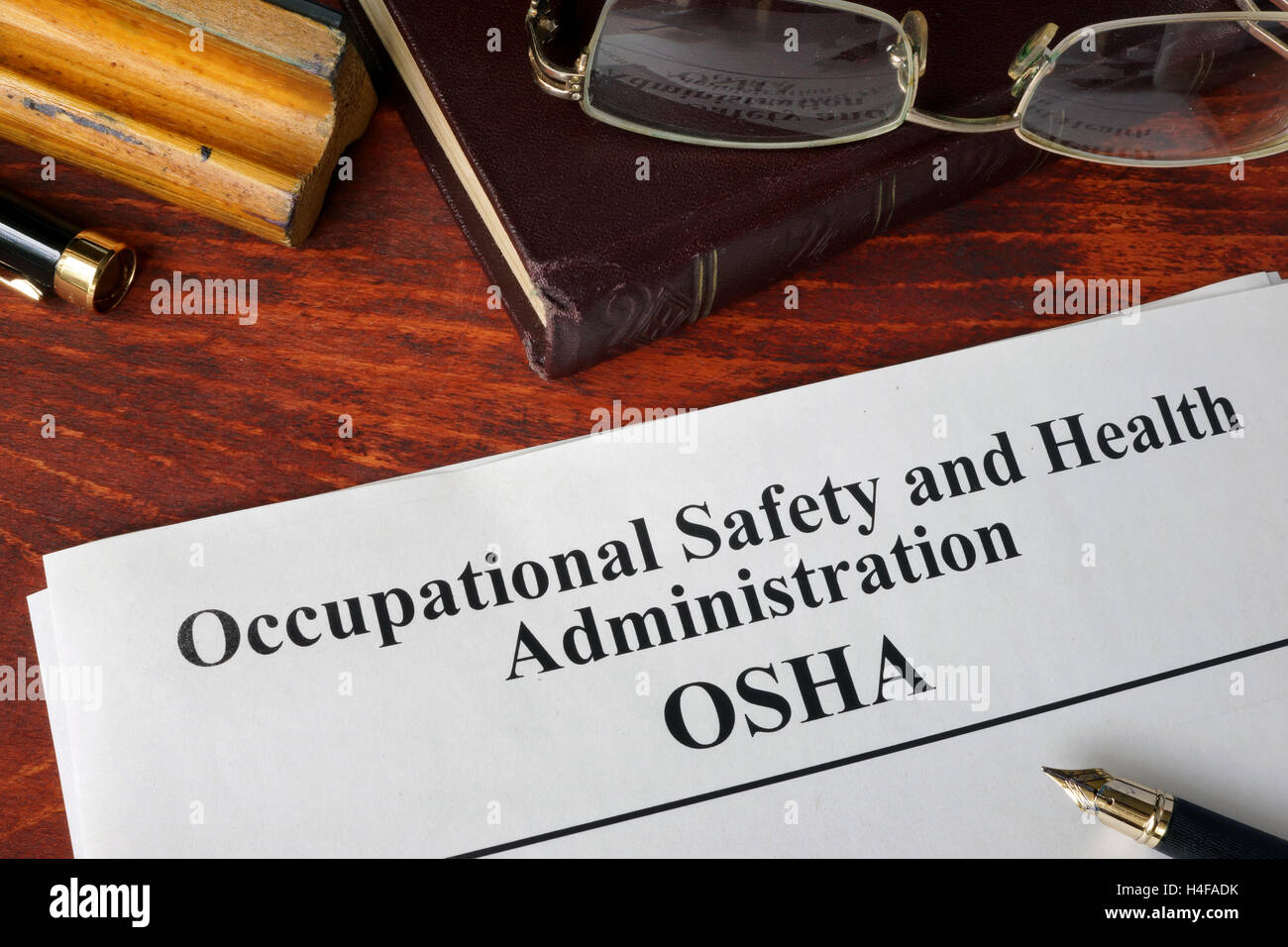 Arbeitssicherheit und Gesundheit Administration OSHA und ein Buch. Stockfoto