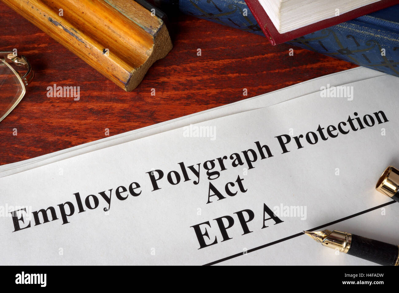 Mitarbeiter Lügendetektor Protection Act EPPA und ein Buch. Stockfoto