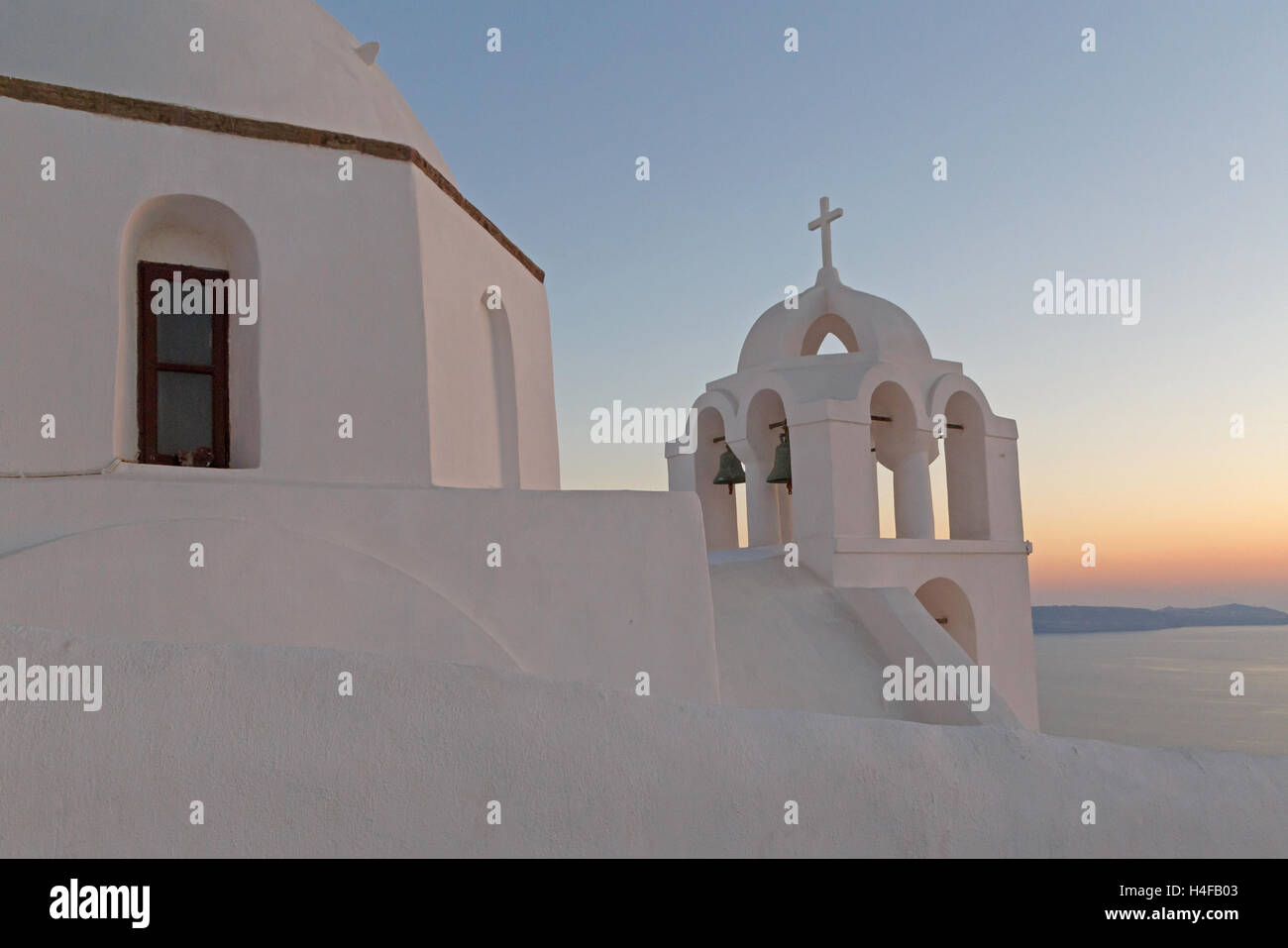 Glockenturm der Kirche Agios Minas in Fira bei Sonnenuntergang Stockfoto