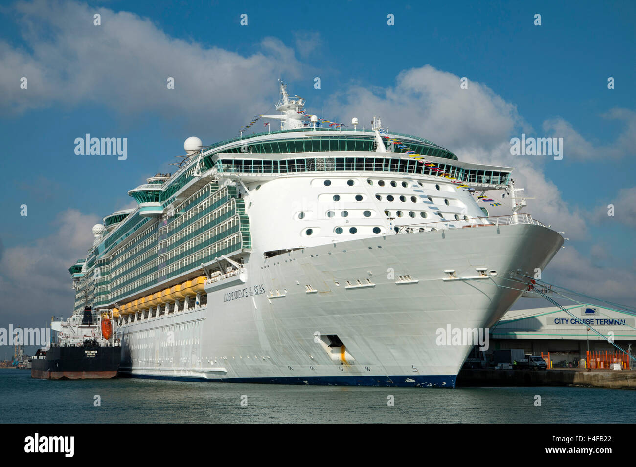 Unabhängigkeit der Meere am City Cruise Terminal in Southampton vor der Abreise auf ihre neuesten Kreuzfahrt Stockfoto