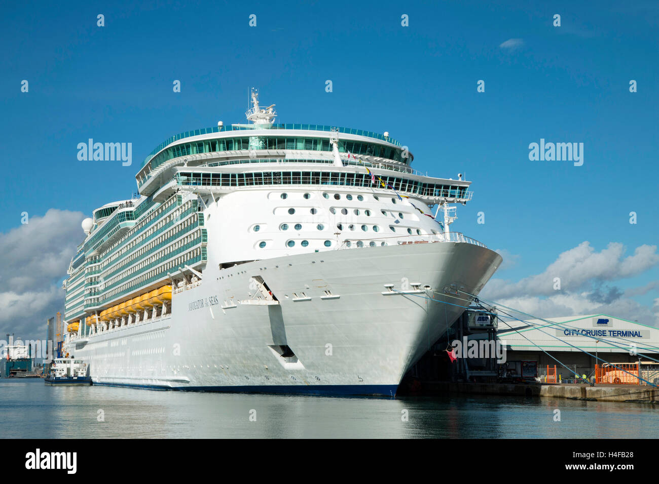 Kreuzfahrtschiff Navigator der Meere im City Cruise Terminal an der Southampton vor dem Verlassen auf Ihrer neuesten Kreuzfahrt nach Spanien Stockfoto
