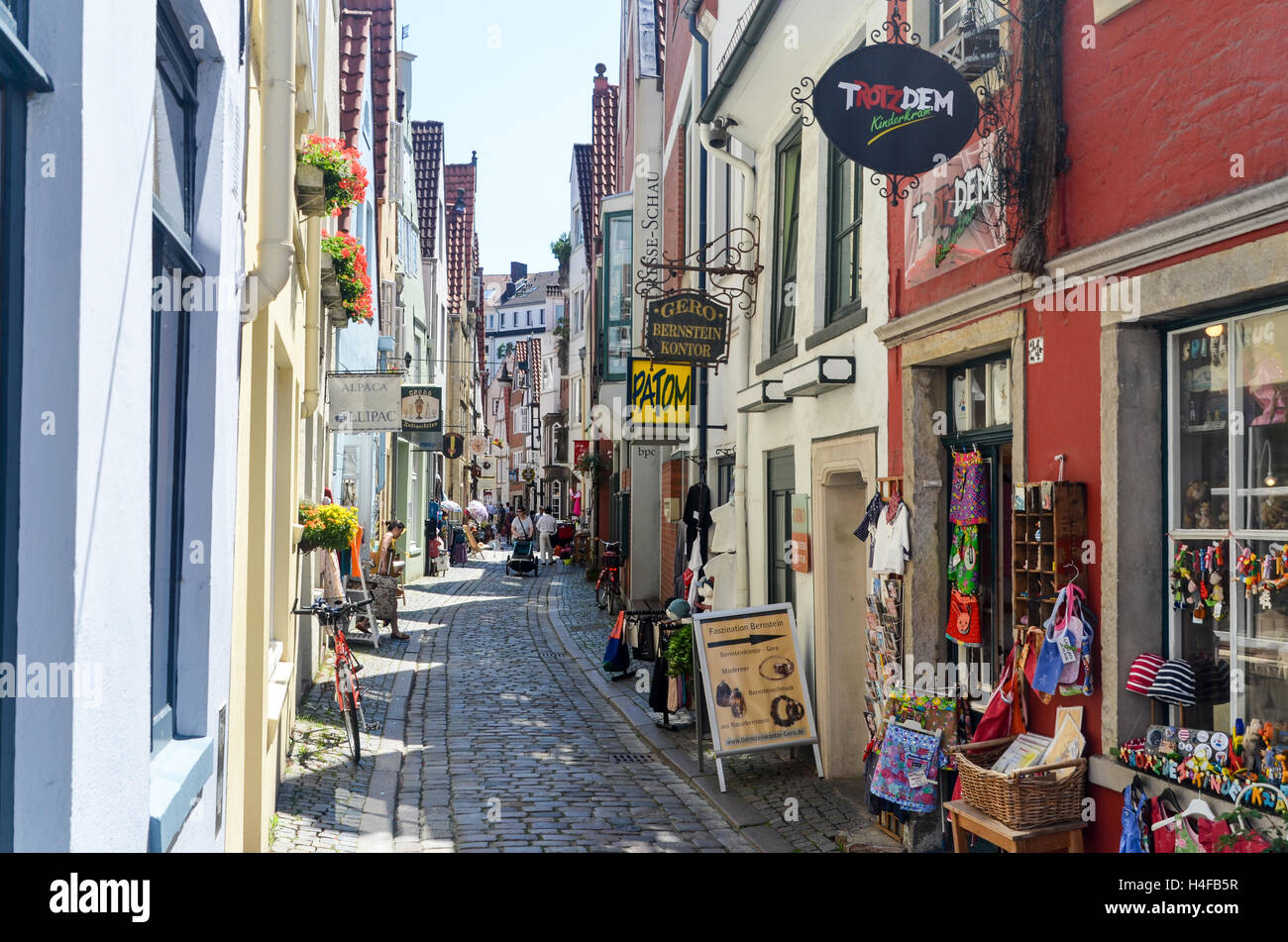 Geschäfte in einer der engen Gassen des historischen Zentrums Bremen