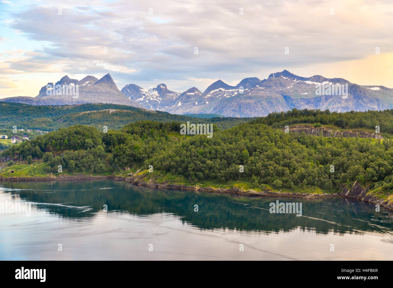 Borvass Bergkette Und Scharfe Spitzen In Der Nahe Von Bodo Norwegen Stockfotografie Alamy
