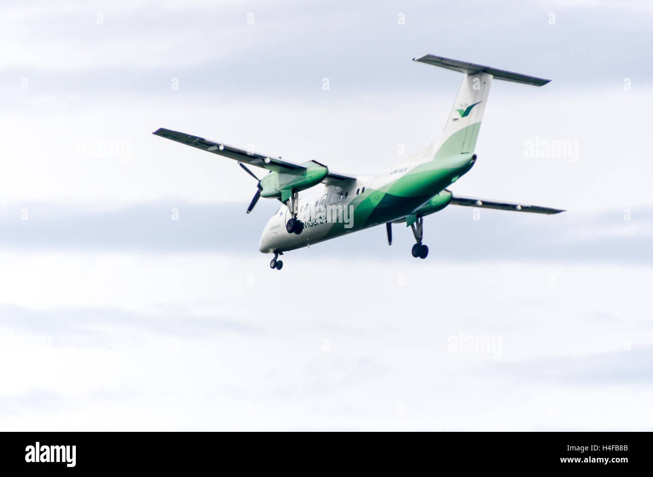 Wideröe Flugzeug (Bombardier Dash 8) Landung in Alta, Norwegen Stockfoto