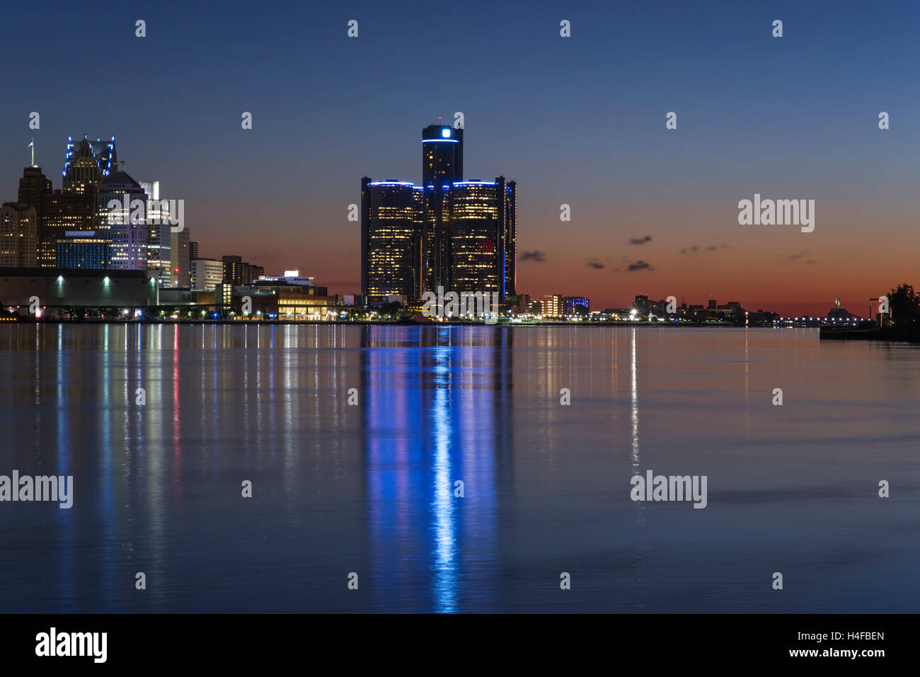 GM RENAISSANCE CENTER TÜRME (© JOHN PORTMAN 1977) DOWNTOWN SKYLINE DETROIT FLUß MICHIGAN USA Stockfoto