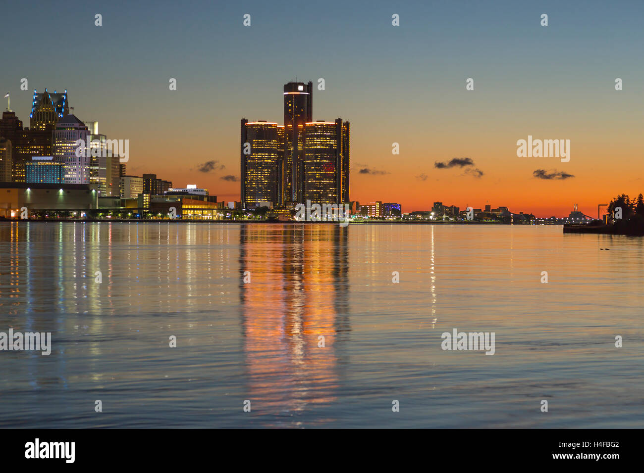 GM RENAISSANCE CENTER TÜRME (© JOHN PORTMAN 1977) DOWNTOWN SKYLINE DETROIT FLUß MICHIGAN USA Stockfoto