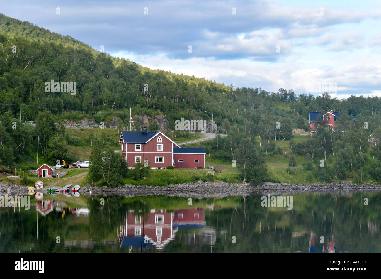 Lakehouse spiegelt im See im Wald, Schweden Stockfoto