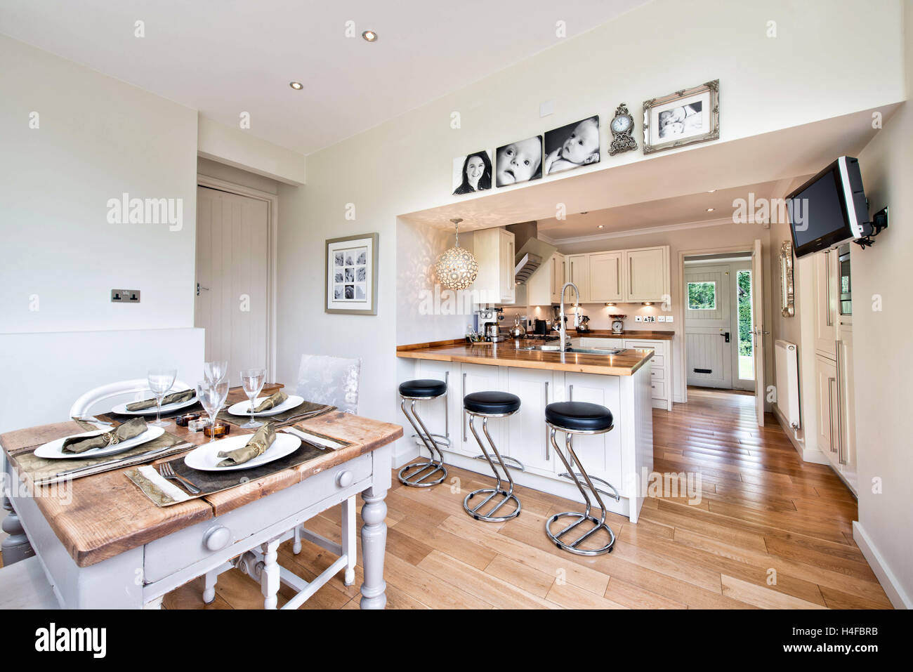 Eine moderne Landhausküche / Abendessen, mit Essbereich, Frühstücksbar & Vorbereitung Räume, Wiltshire, UK. Stockfoto