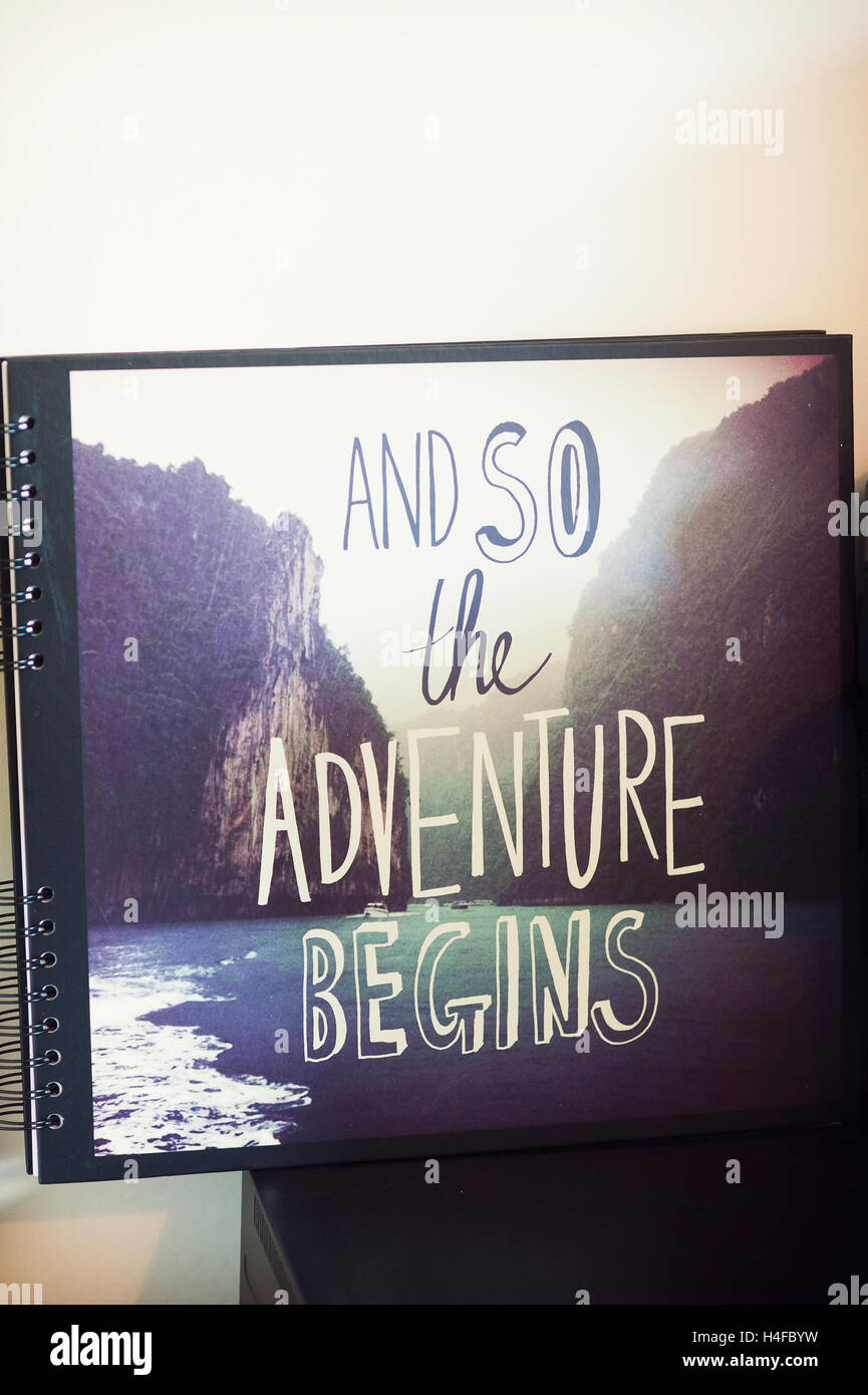 Fotografieren eines Buches mit Titel und so beginnt das Abenteuer Stockfoto