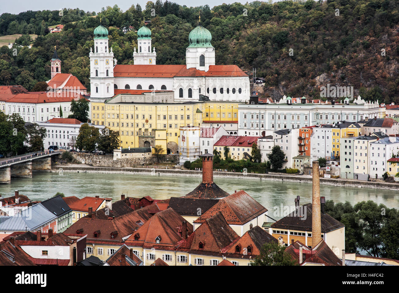 St.-Stephans Dom, Passau City, Deutschland. Panorama der Stadt. Größte Kirche Orgel. Urban-Szene. Roten Dächern und Fluss. Stockfoto