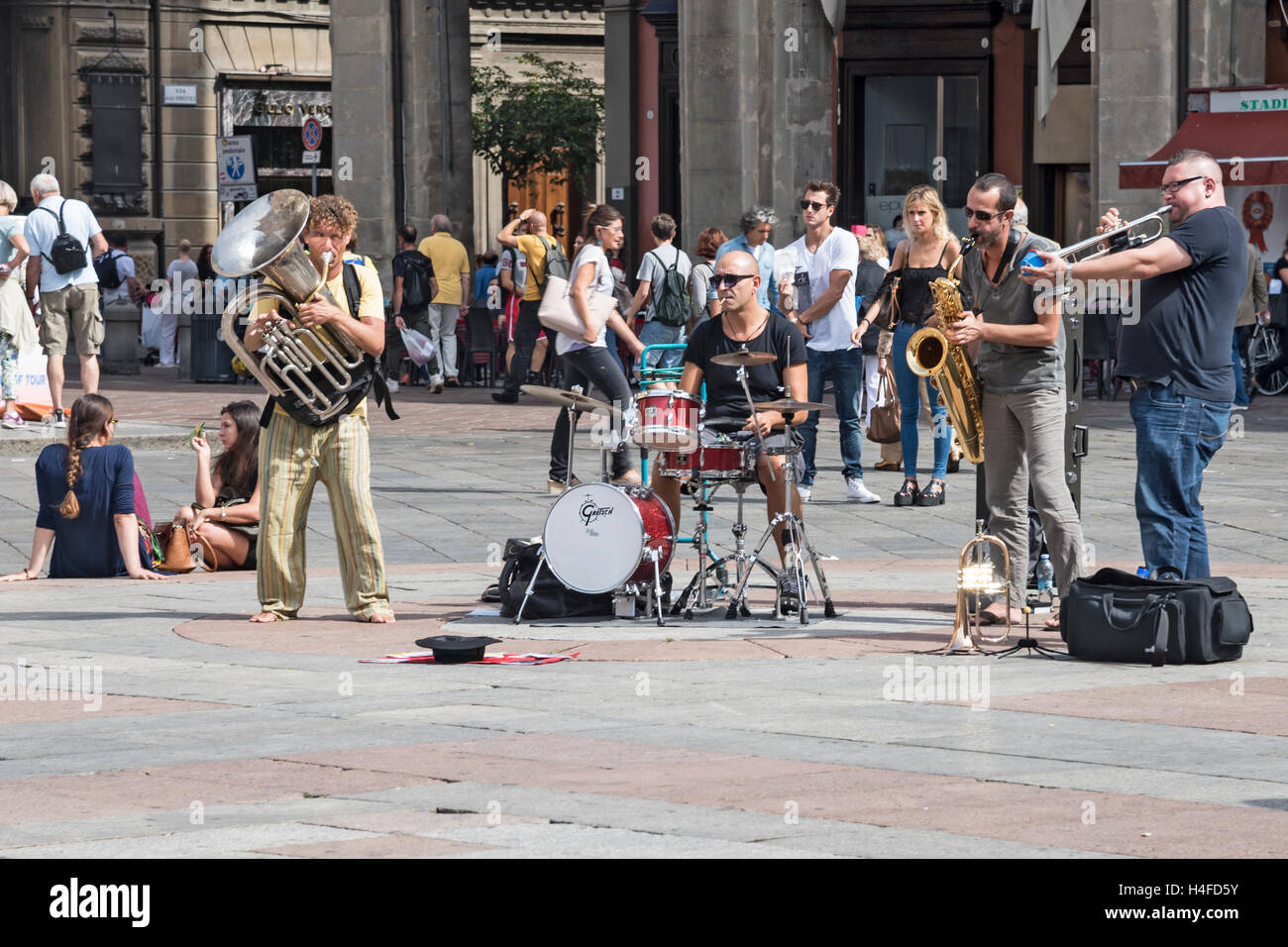 5 Straßenmusikanten spielen in Piazza Maggiore ist ein in Piazza Maggiore ist ein zentraler Platz von Bologna, Italien, Europa Stockfoto