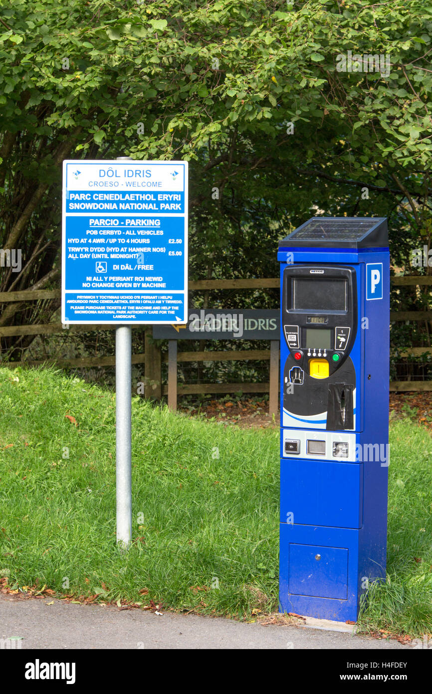 Ein Fahrkartenautomat Zahlen und Anzeige bei der Parkplatz nach dem Minffordd Pfad zur Cader Idris, Snowdonia National Park, North Wales Stockfoto