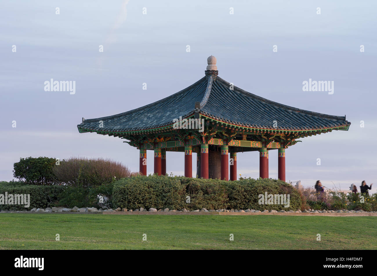 Koreanische Glocke der Freundschaft und Bell Pavillon auf Engels Gate Park in San Pedro, Kalifornien, USA. Stockfoto