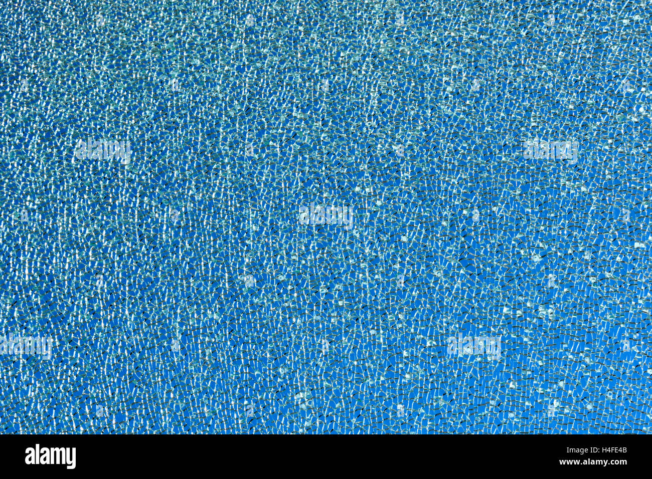 Zusammenfassung Hintergrund der zerbrochene Fenster Verglasung ESG Sicherheitsglas digital veränderte Farbe für Hintergründe UK Stockfoto