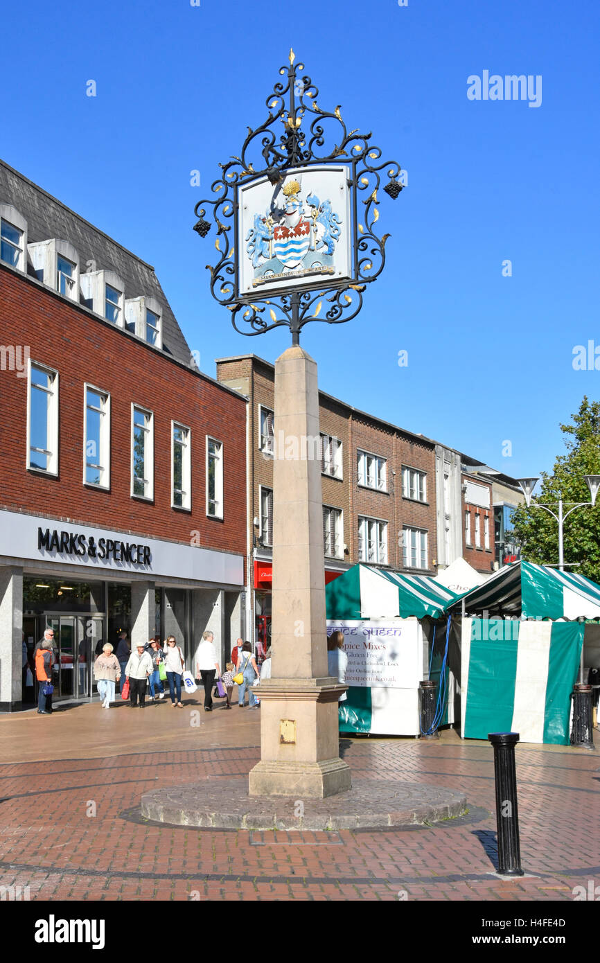 Sommer blauer Himmel Tag für Shopper in Chelmsford City Shopping High Street & Grafschaft Stadt Wappen Zeichen Und Spencers M&S Store Essex England UK Stockfoto
