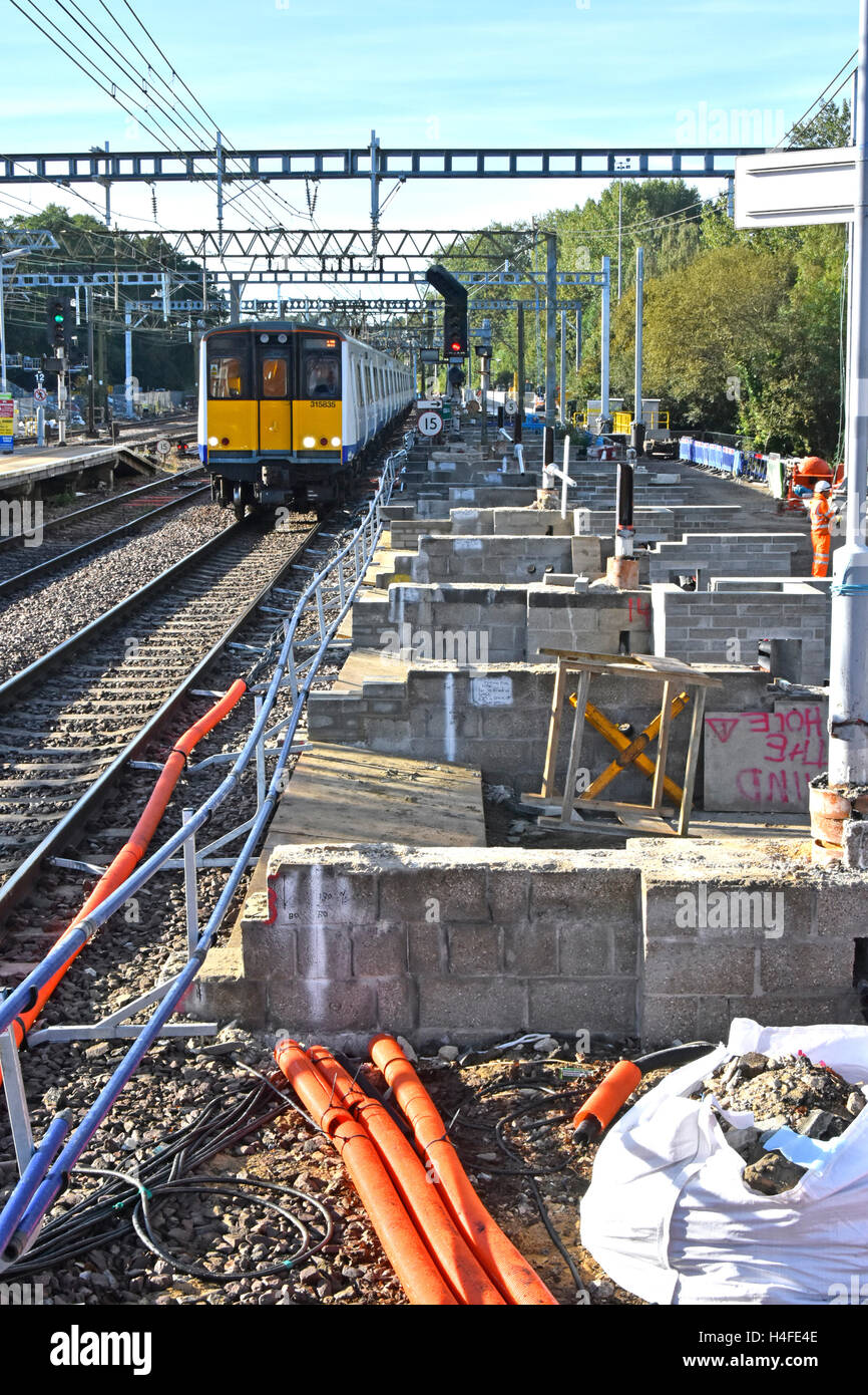 Infrastruktur funktioniert die Erweiterung der vorhandenen Plattform und Installation zusätzlicher Anschluss für neuen Crossrail Terminal am Bahnhof Shenfield, Essex, Großbritannien Stockfoto